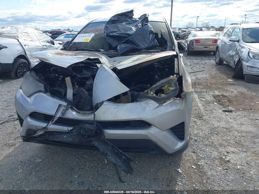 VIN 2T3BFREV1JW700784 2018 TOYOTA RAV4 LE