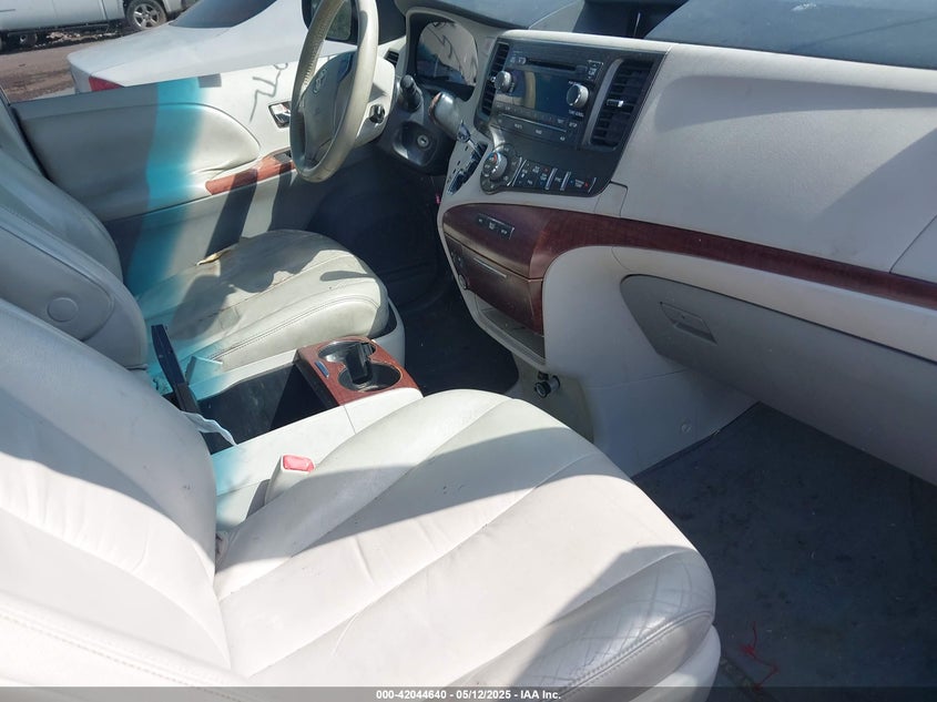 2011 TOYOTA SIENNA VIN: 5TDYK3DC3BS007690