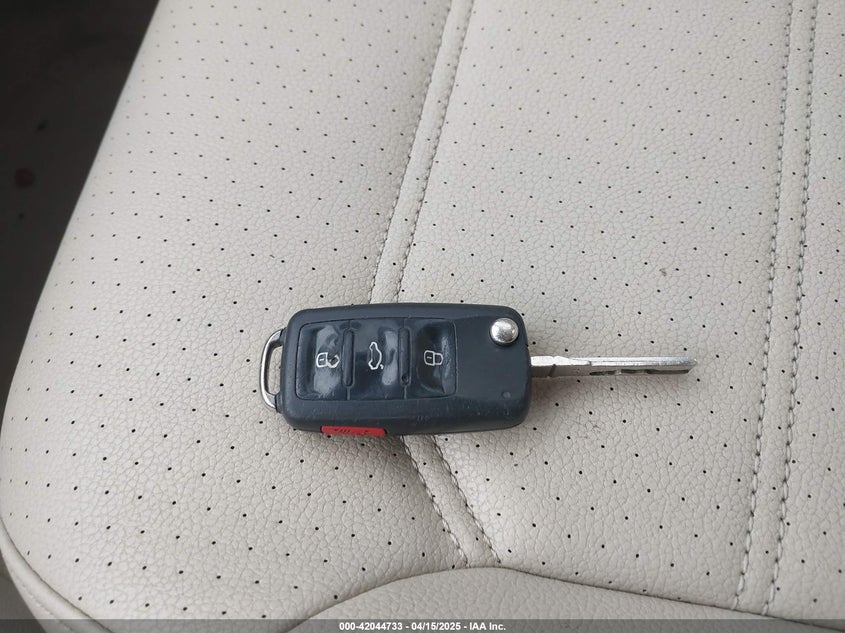 2014 VOLKSWAGEN PASSAT VIN: 1VWBN7A37EC083330