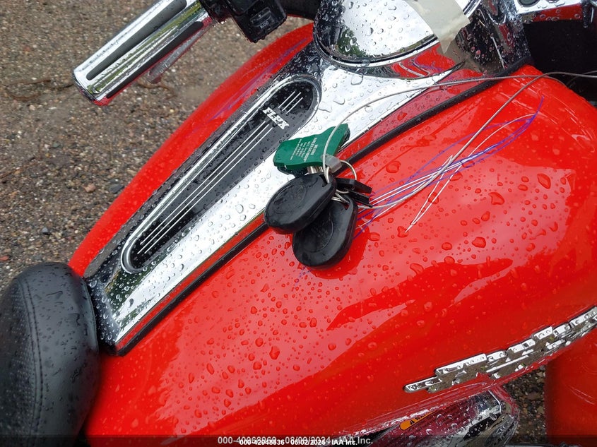 2010 HARLEY-DAVIDSON FLHX - 1HD1KB414AB617158