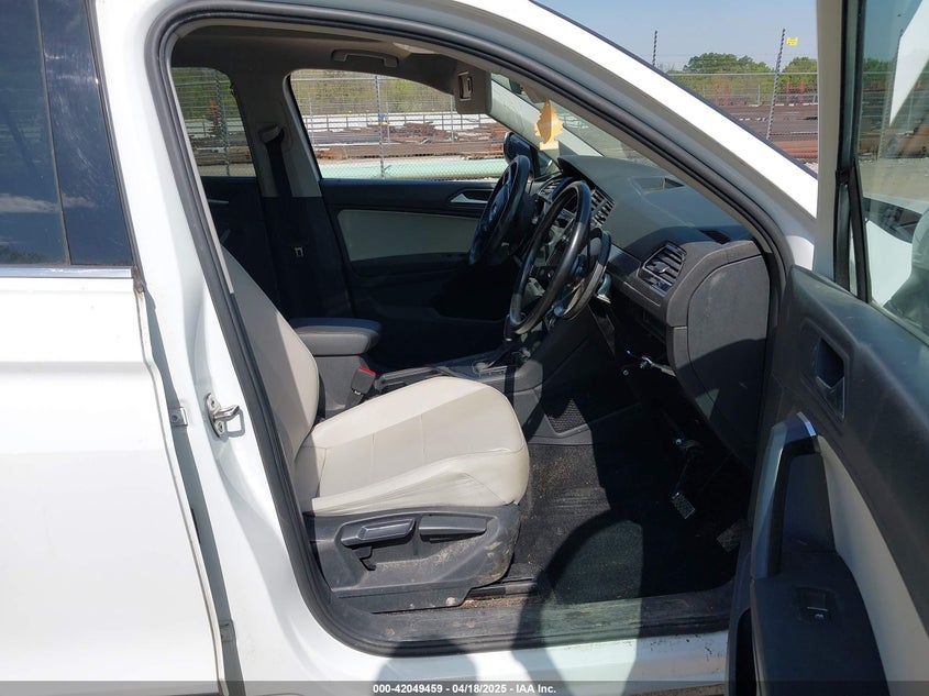 VIN 3VV3B7AX5KM194120 2019 VOLKSWAGEN TIGUAN 2.0T SE/2.0T SEL/2.0T SEL R-LINE/2.0T SEL R-LINE BLACK