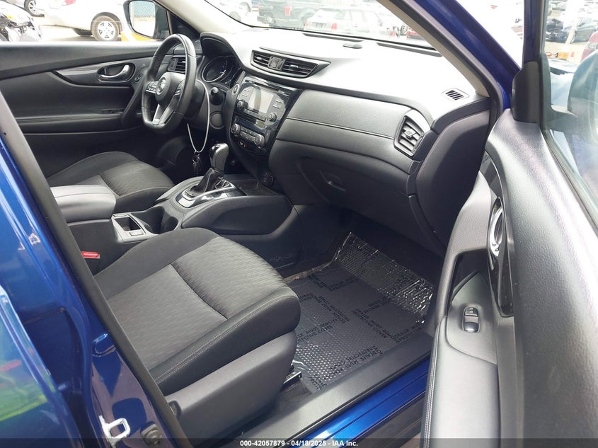 2017 NISSAN ROGUE VIN: KNMAT2MTXHP592117