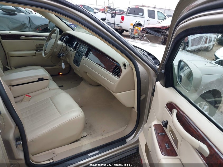 2006 LINCOLN TOWN CAR VIN: 1LNHM81W66Y604098