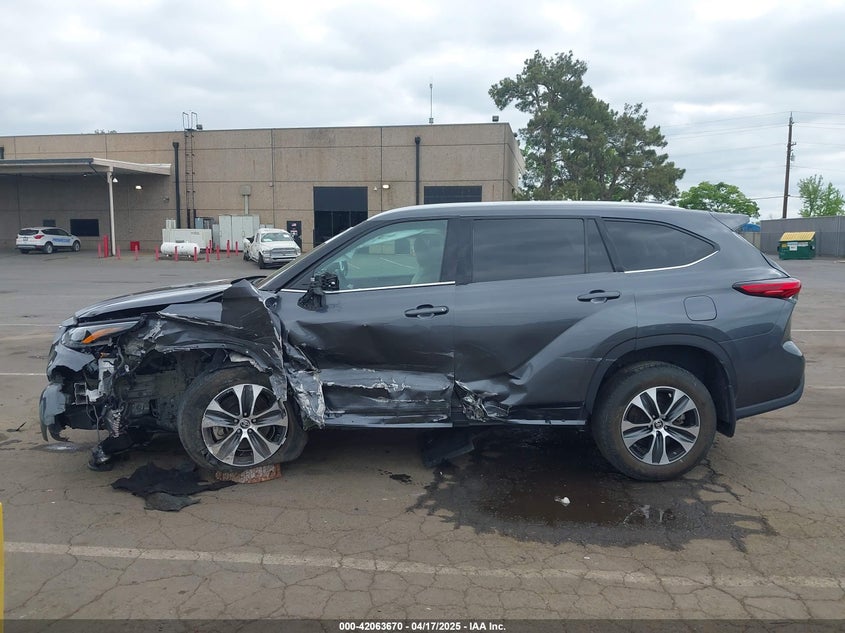 VIN 5TDHZRBH2MS065077 2021 TOYOTA HIGHLANDER XLE