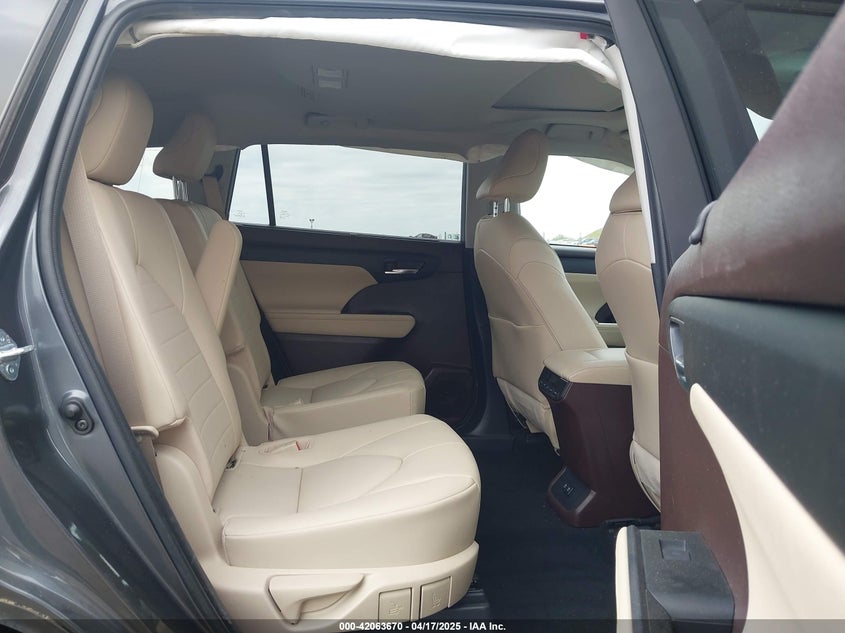 VIN 5TDHZRBH2MS065077 2021 TOYOTA HIGHLANDER XLE