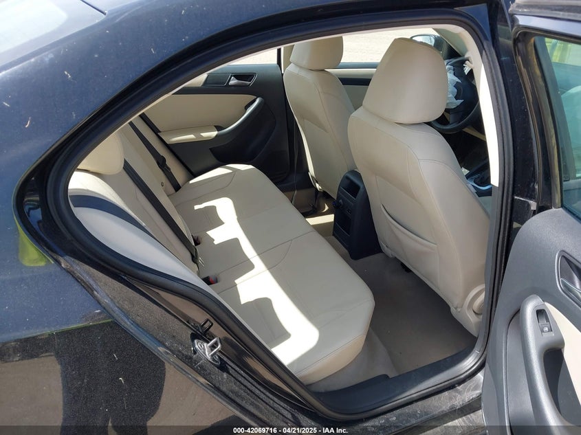 2011 VOLKSWAGEN JETTA VIN: 3VWDX7AJ7BM370498