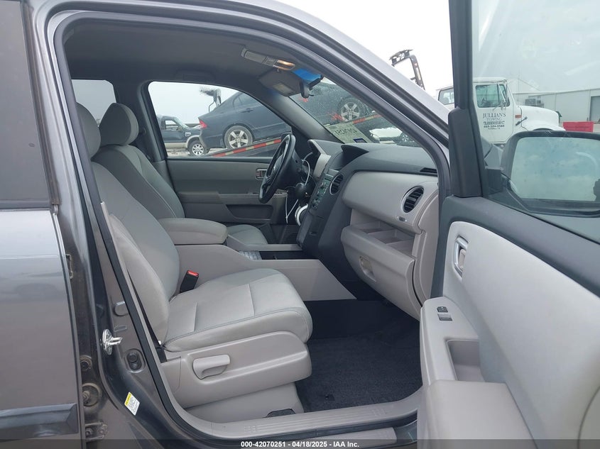 2011 HONDA PILOT VIN: 5FNYF3H28BB039853