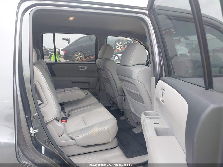 2011 HONDA PILOT VIN: 5FNYF3H28BB039853