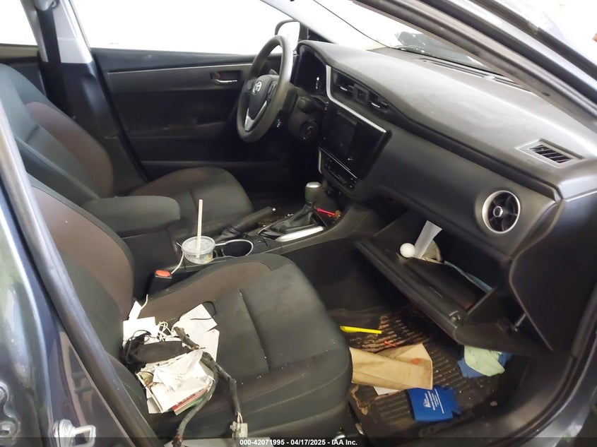 VIN 2T1BURHE5KC211768 2019 TOYOTA COROLLA LE