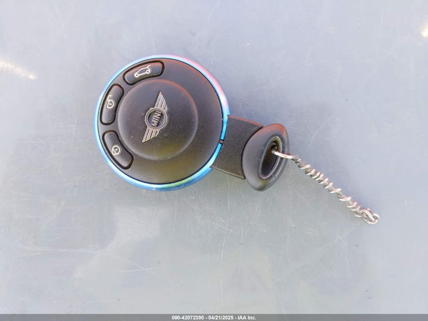 2008 Mini Cooper S VIN: WMWMF735X8TV38437 Lot: 42072390