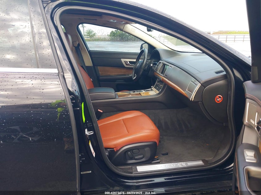 2010 JAGUAR XF VIN: SAJWA0HE1AMR64142