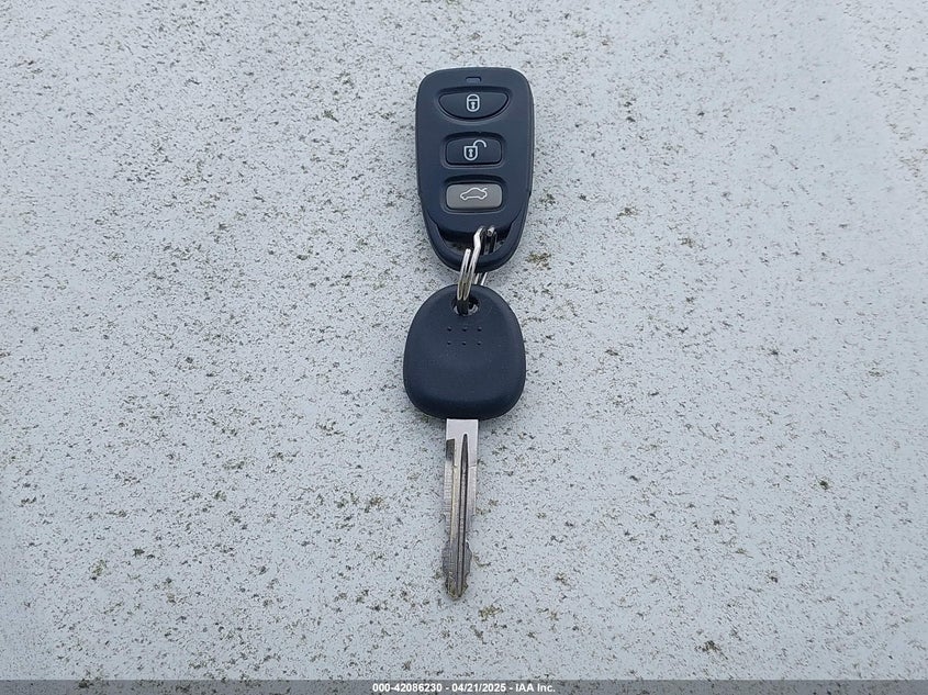 2014 HYUNDAI ELANTRA VIN: 5NPDH4AE9EH482327