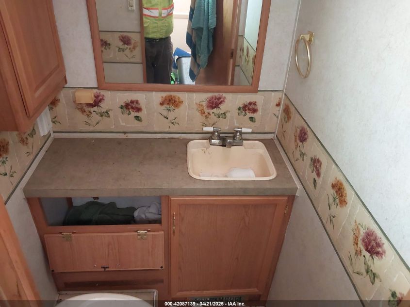 2003 Ford F550 Super Duty Stripped Chass VIN: 1FCNF53S030A04648 Lot: 42087139