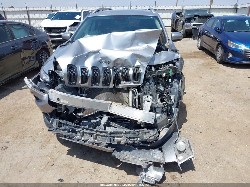 VIN 1C4PJLCB8JD566329 2018 JEEP CHEROKEE LATITUDE FWD