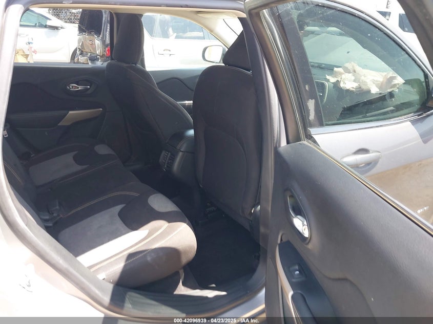 VIN 1C4PJLCB8JD566329 2018 JEEP CHEROKEE LATITUDE FWD