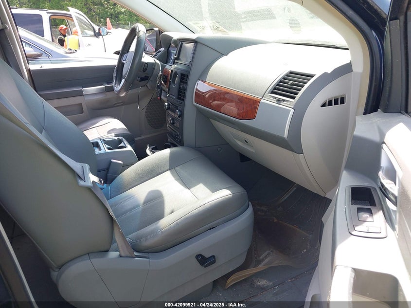2008 CHRYSLER TOWN & COUNTRY VIN: 2A8HR54P28R718253