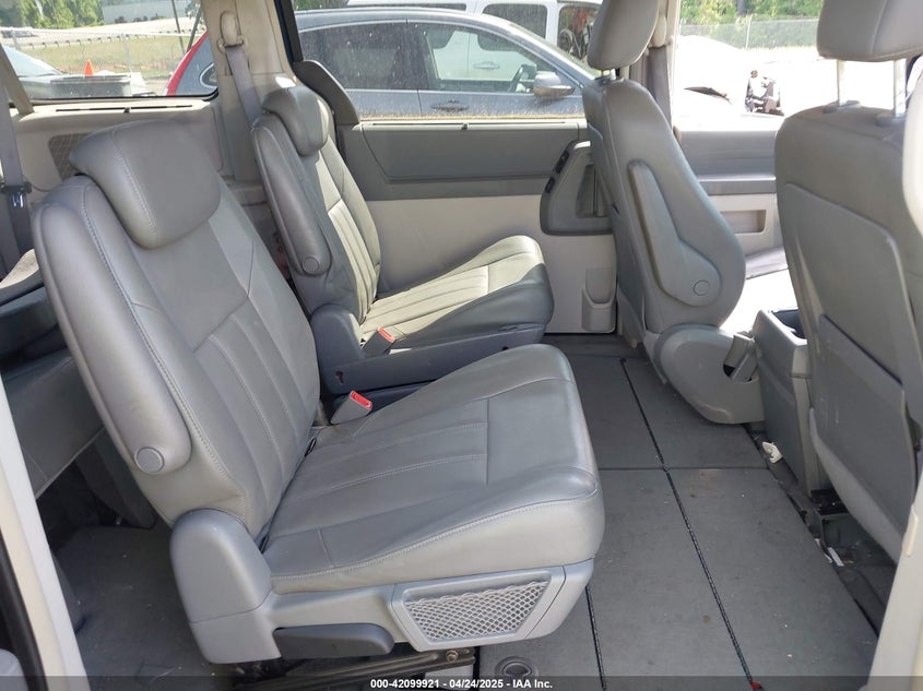 2008 CHRYSLER TOWN & COUNTRY VIN: 2A8HR54P28R718253