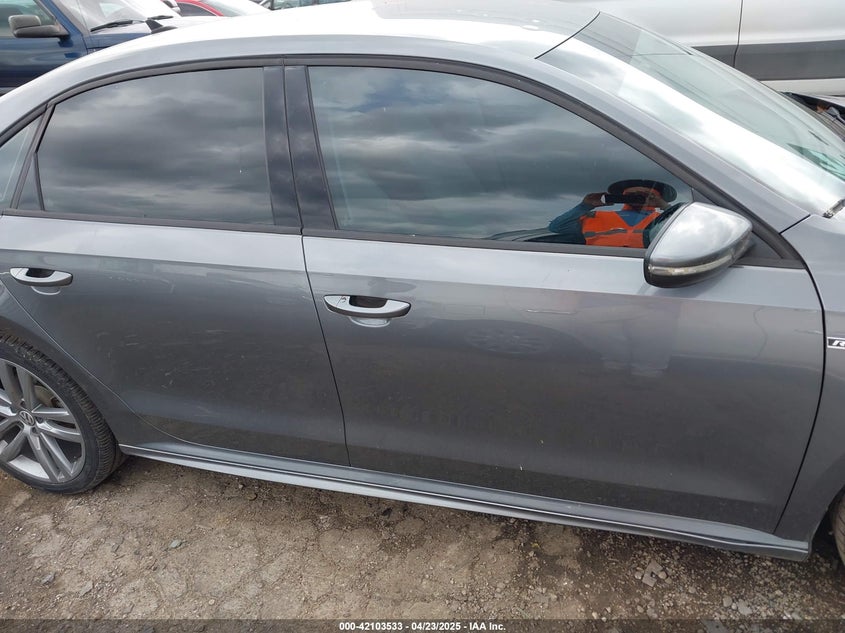 2018 VOLKSWAGEN PASSAT 2.0T R-LINE/2.0T S - 1VWAA7A35JC007736