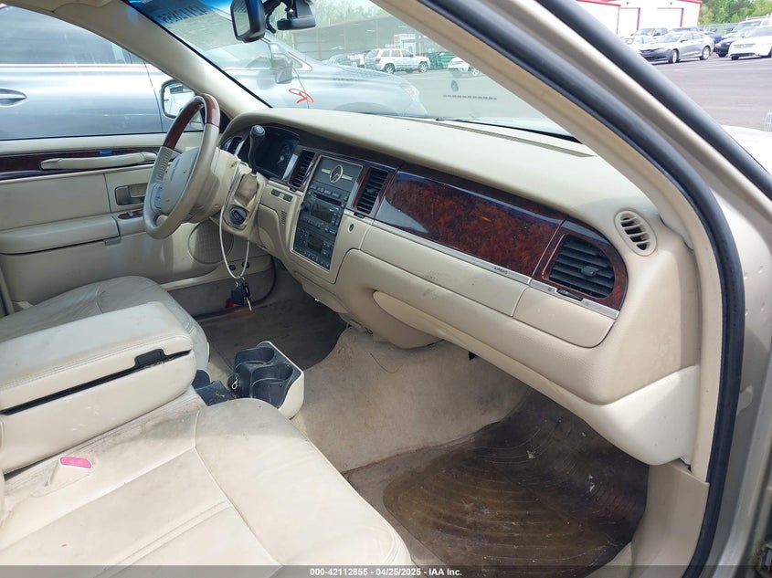 2011 LINCOLN TOWN CAR VIN: 2LNBL8CV1BX764638