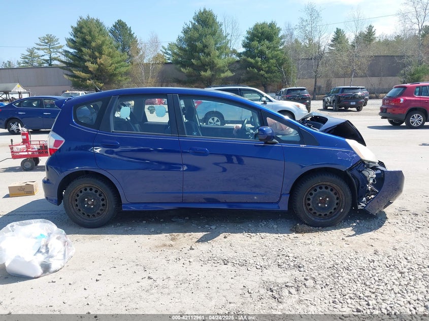 2011 HONDA FIT VIN: JHMGE8H6XBC021851