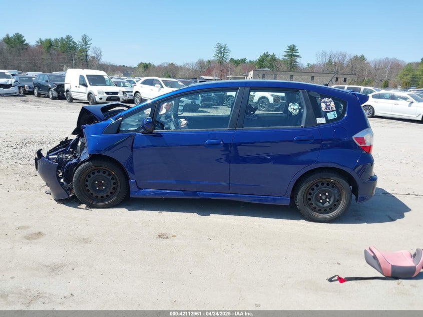 2011 HONDA FIT VIN: JHMGE8H6XBC021851
