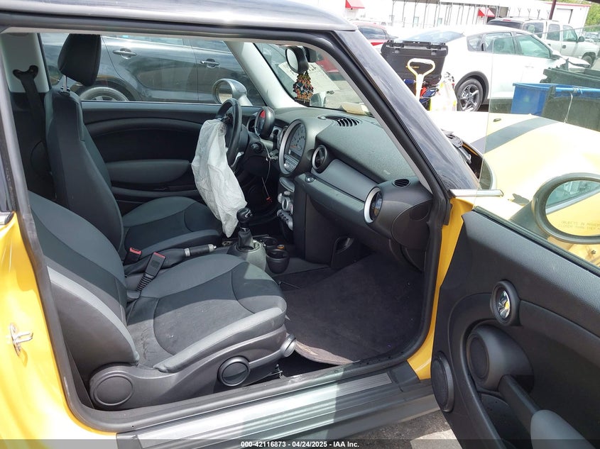 2009 MINI COOPER VIN: WMWMF33579TT69729