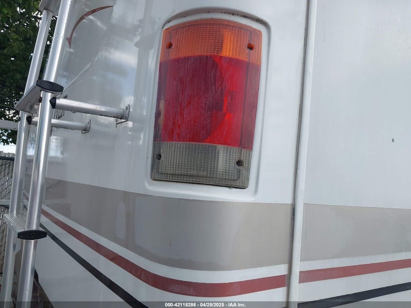 2000 Ford F550 Super Duty Stripped Chass VIN: 3FCNF53S4YJA09759 Lot: 42118286