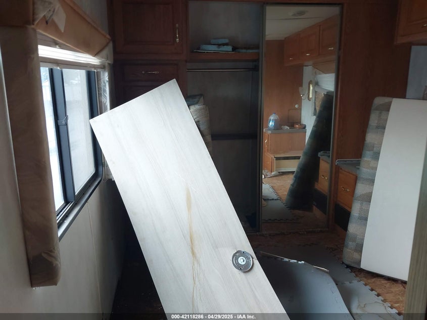 2000 Ford F550 Super Duty Stripped Chass VIN: 3FCNF53S4YJA09759 Lot: 42118286