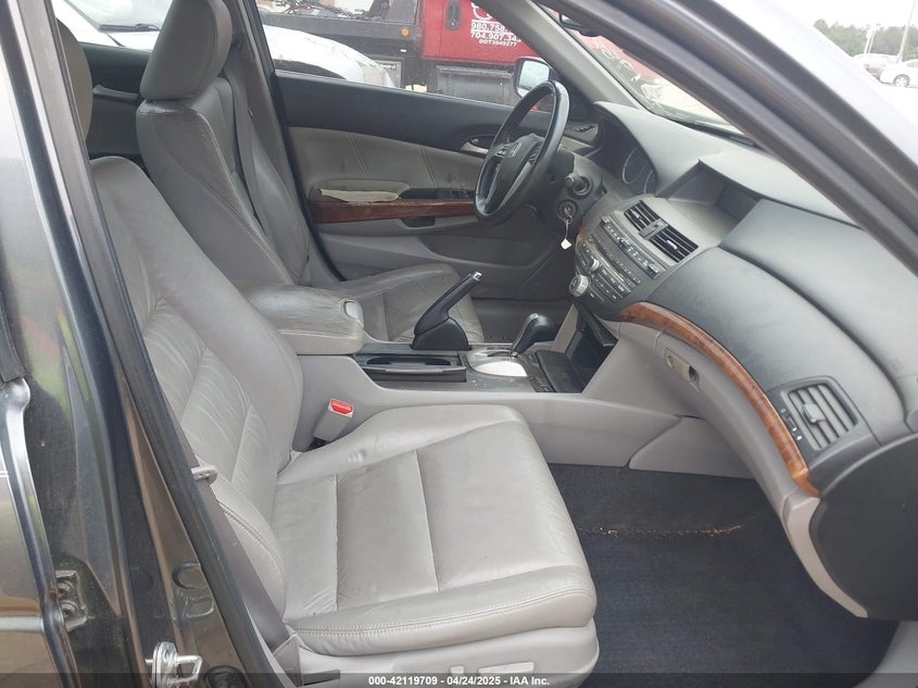 2011 HONDA ACCORD VIN: 1HGCP3F80BA019881