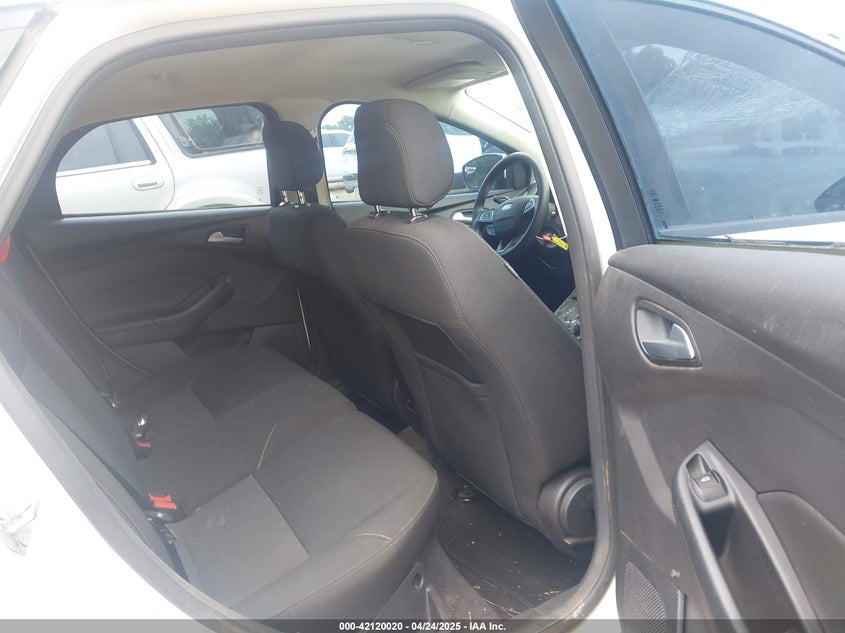 VIN 1FADP3K22JL244221 2018 FORD FOCUS SE