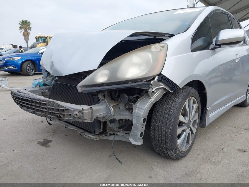 2013 HONDA FIT VIN: JHMGE8H58DC003021