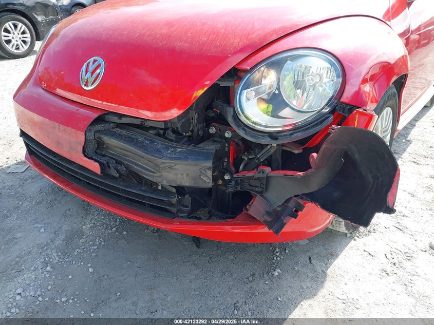 3VW517AT6FM813205 Volkswagen Beetle 1.8t