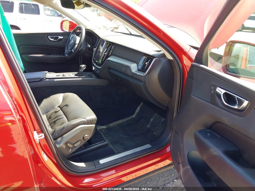 VIN LYV102RKXJB105458 2018 VOLVO XC60 T5 MOMENTUM