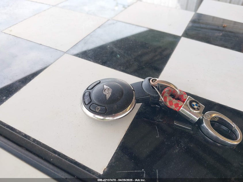 2010 MINI COOPER VIN: WMWMF3C50ATZ26663