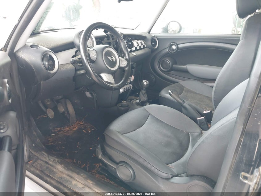 2010 MINI COOPER VIN: WMWMF3C50ATZ26663