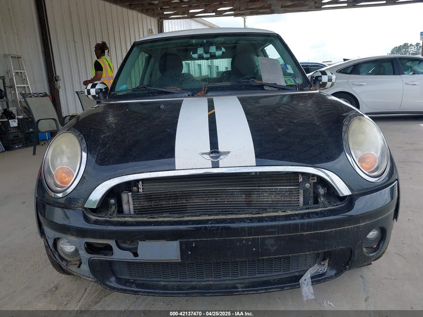 2010 MINI COOPER VIN: WMWMF3C50ATZ26663