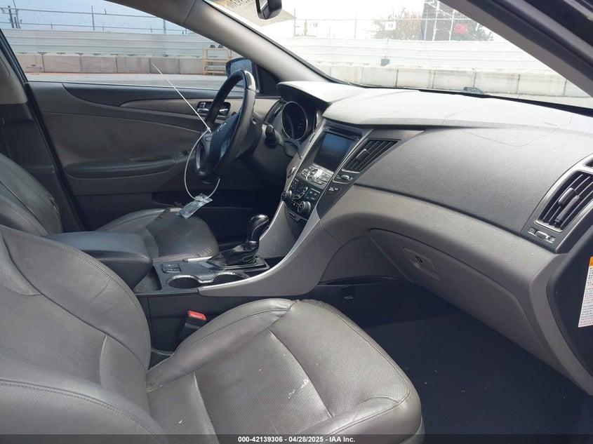 2012 HYUNDAI SONATA HYBRID VIN: KMHEC4A4XCA027139