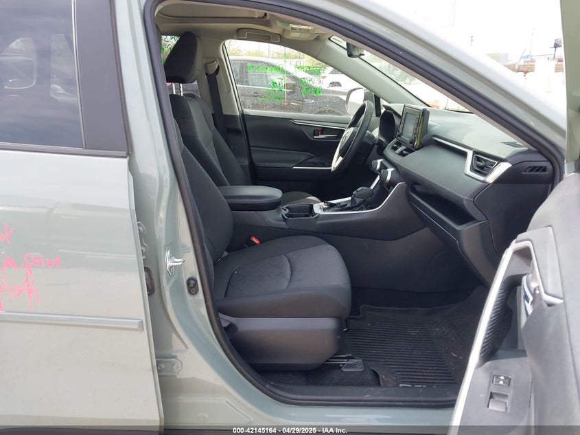 2019 TOYOTA RAV4 XLE - JTMP1RFV2KD042717