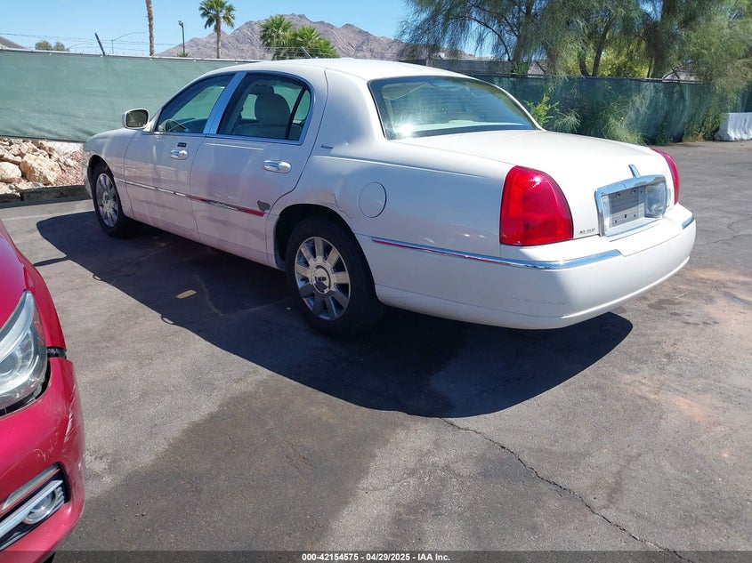2007 LINCOLN TOWN CAR VIN: 1LNHM83V97Y605154