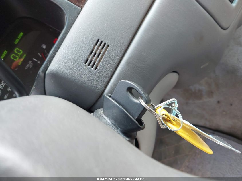 2000 Lincoln Town Car Executive VIN: 1LNHM81W0YY871016 Lot: 42155475