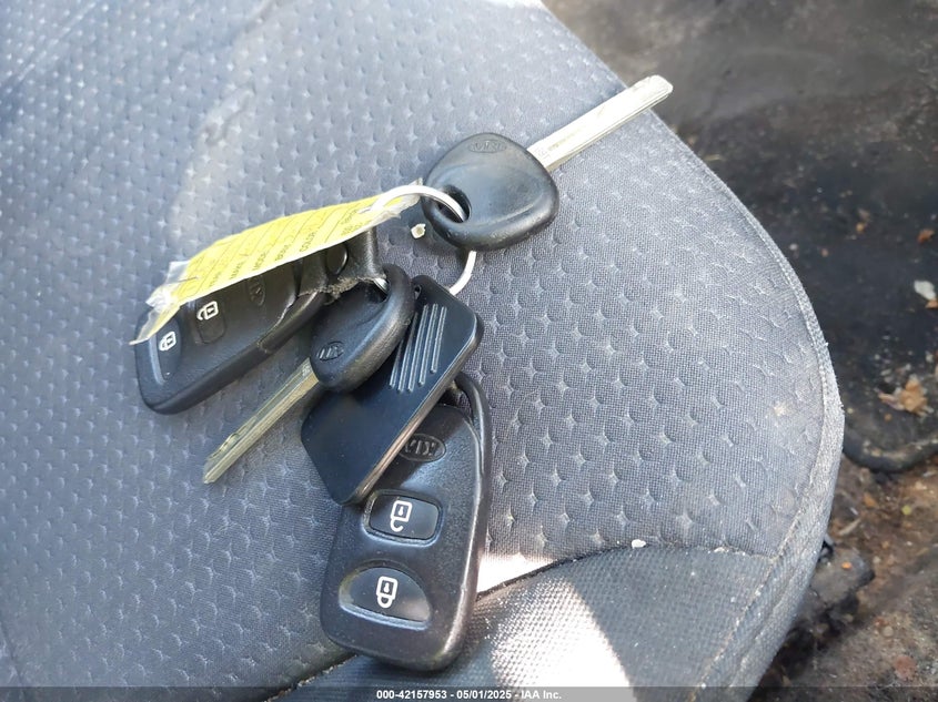 2011 KIA SORENTO VIN: 5XYKT3A16BG085402