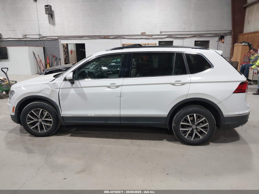 2018 VOLKSWAGEN TIGUAN VIN: 3VV2B7AX2JM194215