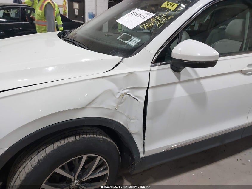 2018 VOLKSWAGEN TIGUAN VIN: 3VV2B7AX2JM194215