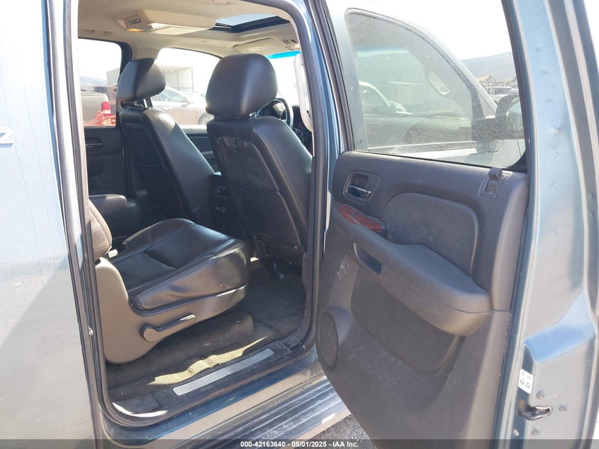 2010 CHEVROLET SUBURBAN 1500 VIN: 1GNUKKE31AR148141