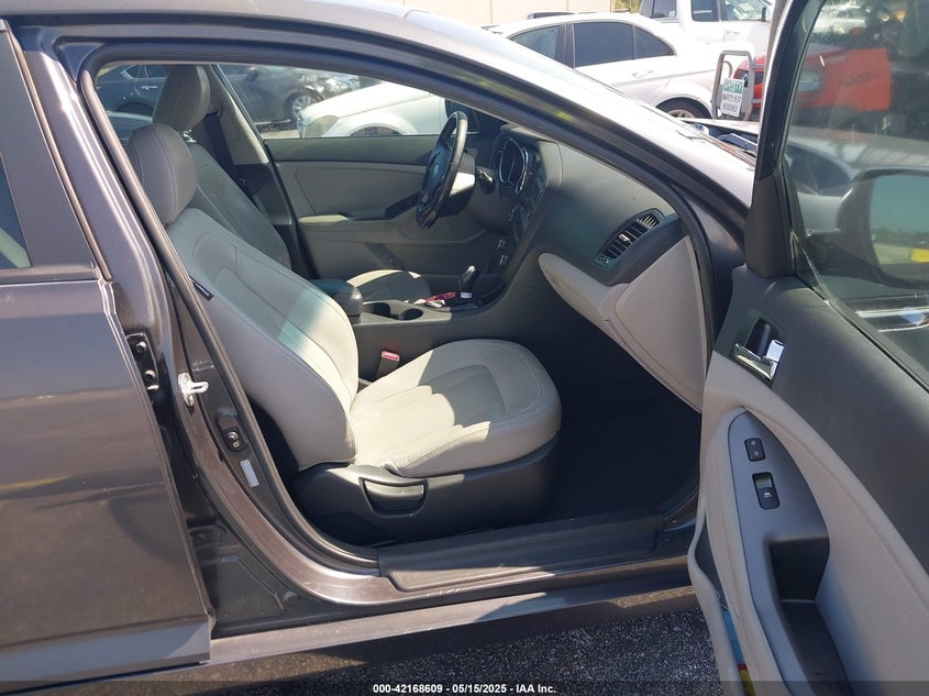 2011 KIA OPTIMA VIN: KNAGN4A77B5070102