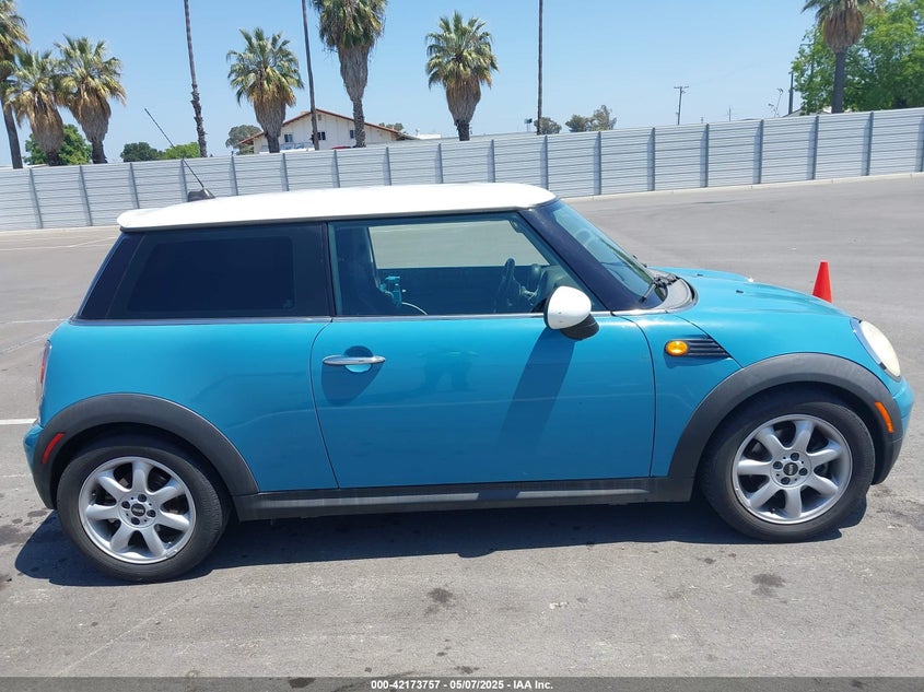 2007 MINI COOPER VIN: WMWMF335X7TT54929