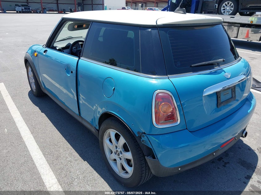 2007 MINI COOPER VIN: WMWMF335X7TT54929