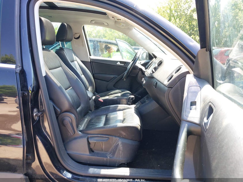 2011 VOLKSWAGEN TIGUAN VIN: WVGBV7AX2BW508531