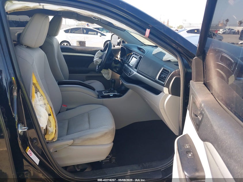 VIN 5TDZZRFH3JS252287 2018 TOYOTA HIGHLANDER LE