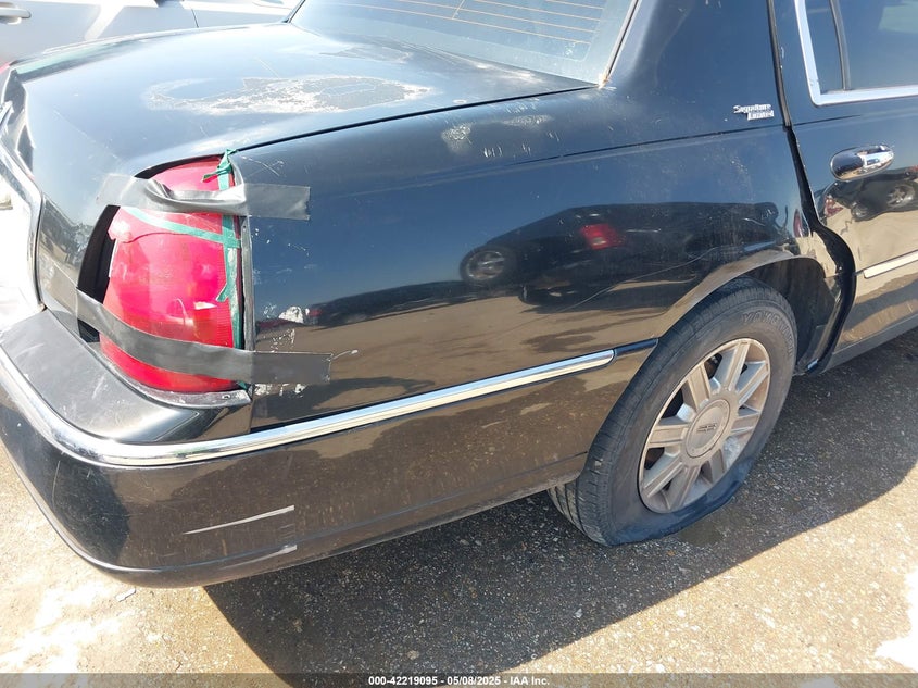 2009 LINCOLN TOWN CAR VIN: 2LNHM82V69X611630